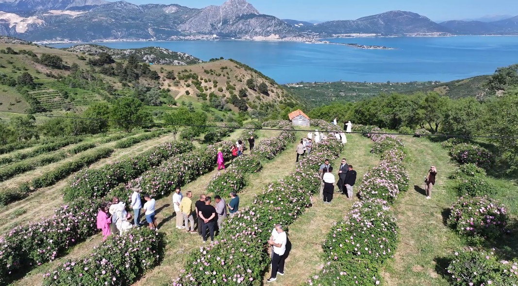isparta-da-festival-coskusu-devam-ediyor-egirdir-golu-manzarasiyla-gul-topladilar