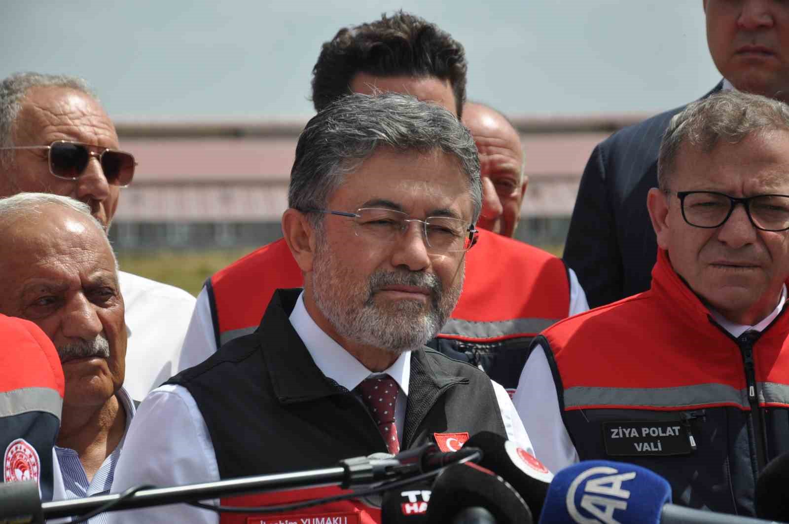bakan-yumakli-kars-ta-gekis-i-tanitti-buyukbas-hayvancilikta-dijital-kimlik-donemi-basladi