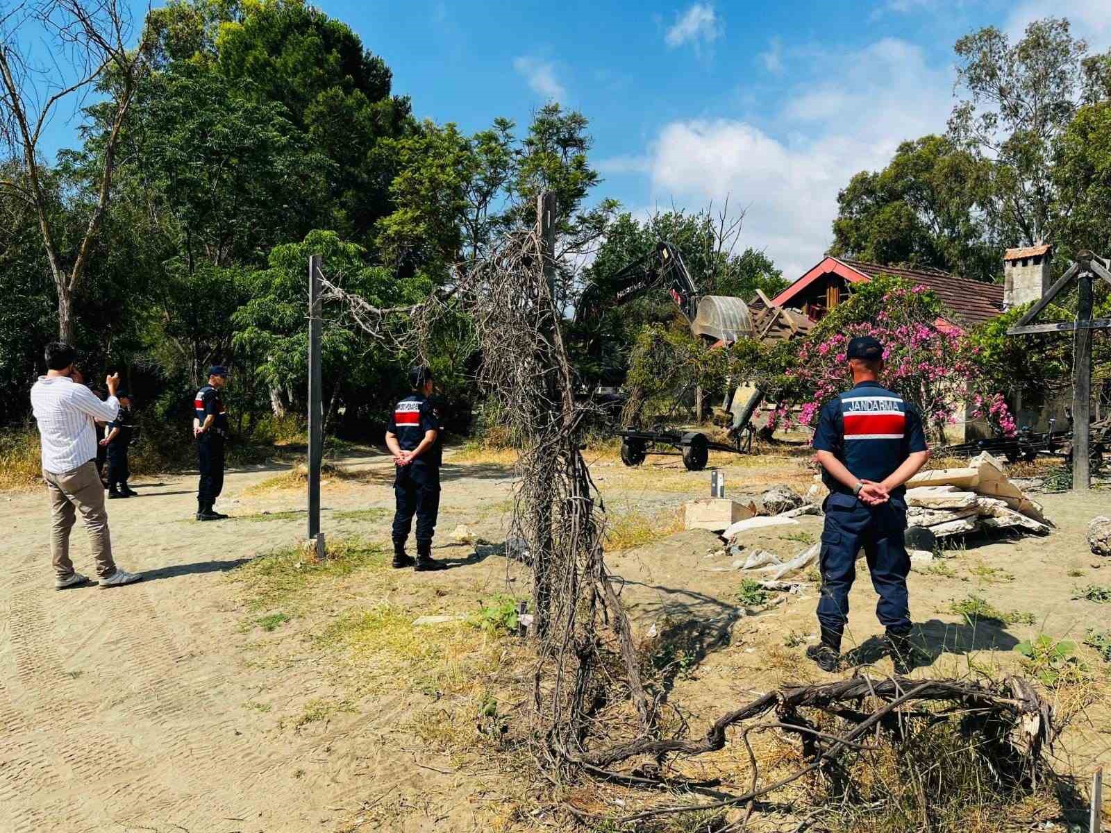 kemer-de-kacak-bungalov-yapilar-yikildi