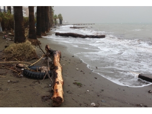 Şiddetli Fırtına Marmaris’te Hayatı Olumsuz Etkiledi