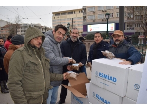 Eskişehirli İş Adamları Sokak Havanları İçin Binlerce Paket Mama Dağıttı