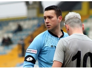 Hakem Zorbay Küçük, Günay Güvenç’in Üstüne Yürüdü