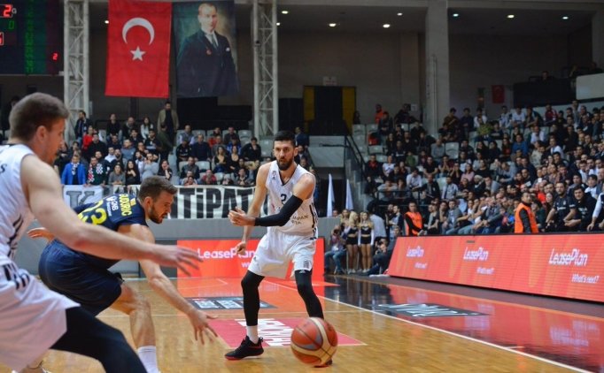 Beşiktaş Taraftarlarından Burak Yılmaz Ve Fikret Orman Tepkisi