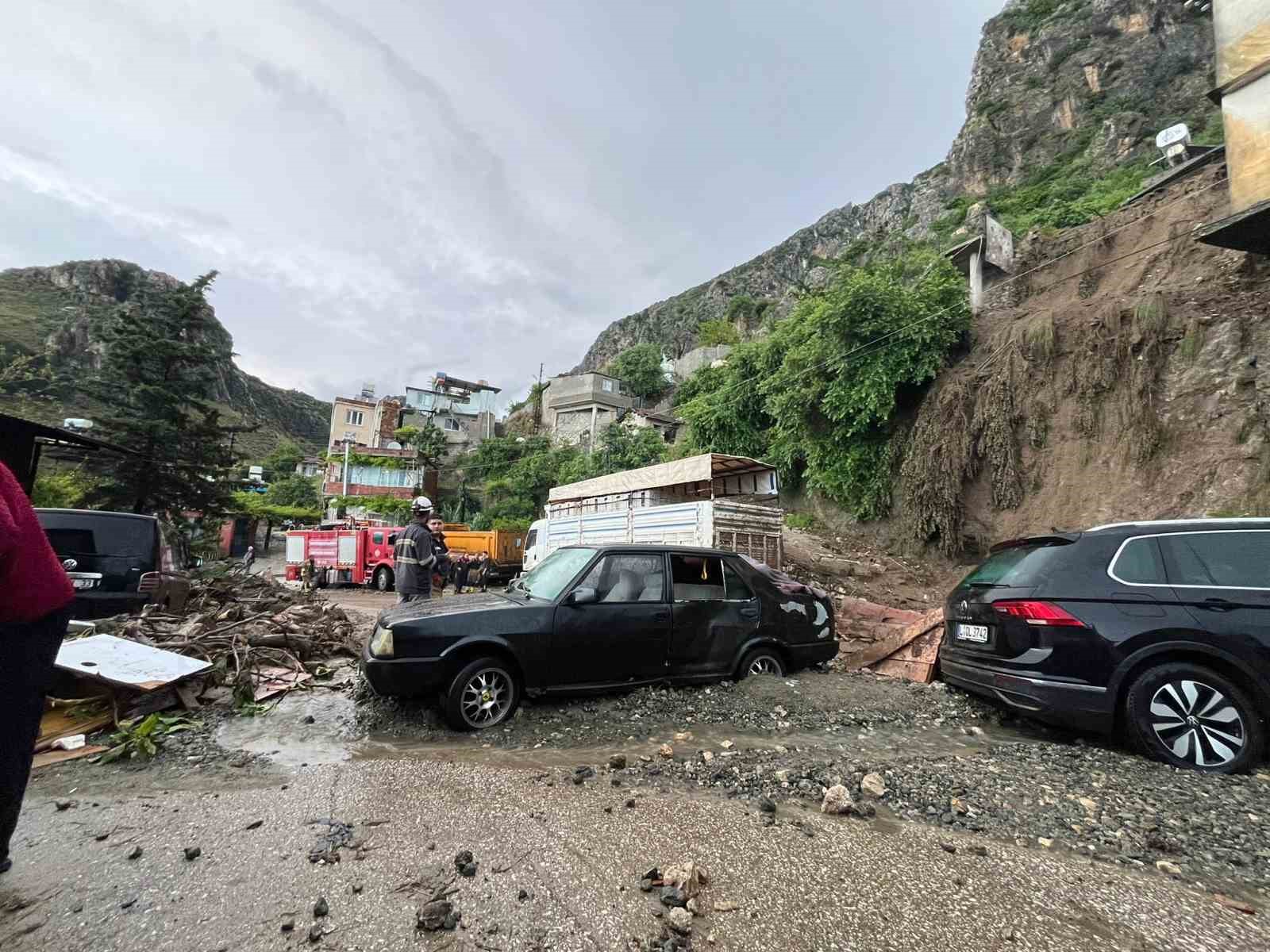 hatay-da-saganak-yagis-nedeniyle-mustakil-ev-coktu-1-olu-2-yarali