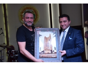 Hüsnü Şenlendirici’den Müzik Ziyafeti