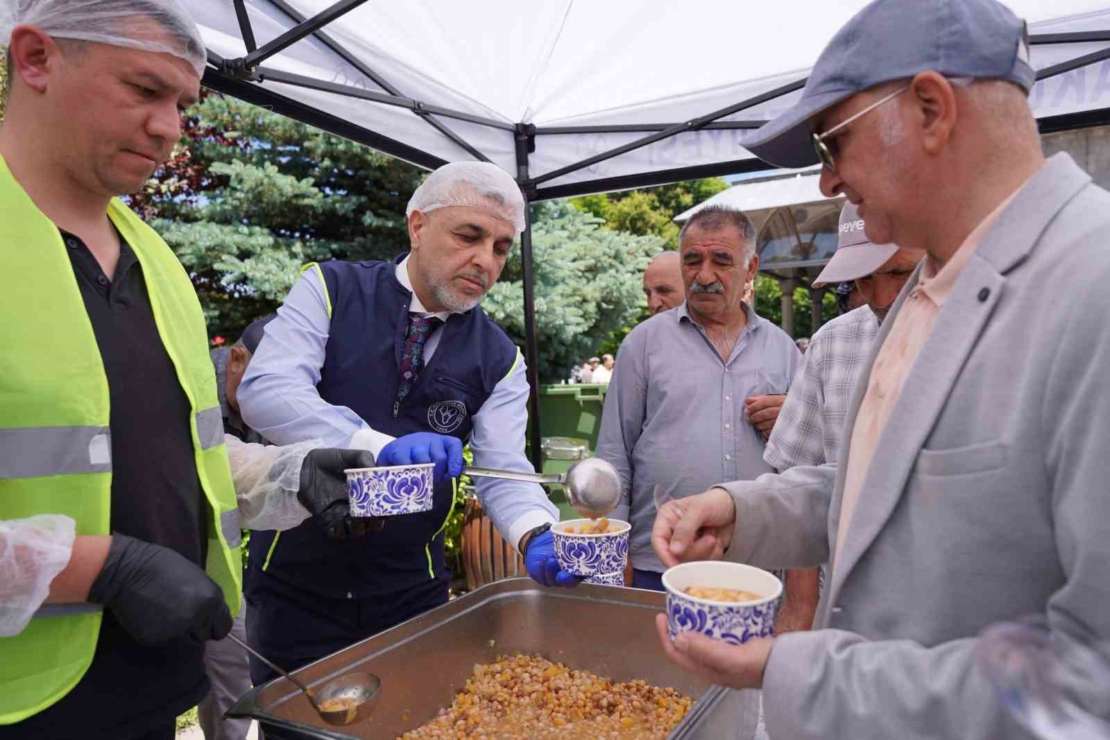 yakutiye-belediyesi-cuma-namazi-cikisi-asure-dagitti