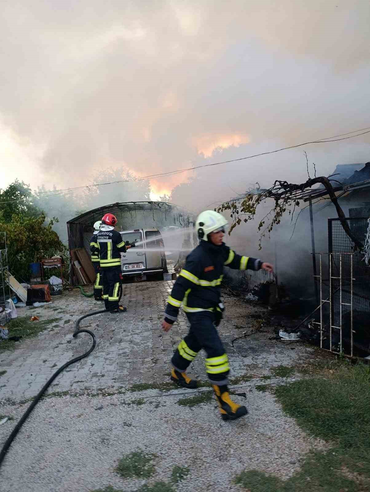 bag-evi-yangininda-ev-kule-dondu-otomobil-zarar-gordu