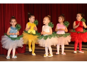 Burhaniye Gençlik Merkezi Gösterileri Ayakta Alkışlandı