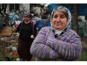 Çöp Evde Yaşayan Anne Ve Zihinsel Engelli Kızı Yardım Bekliyor
