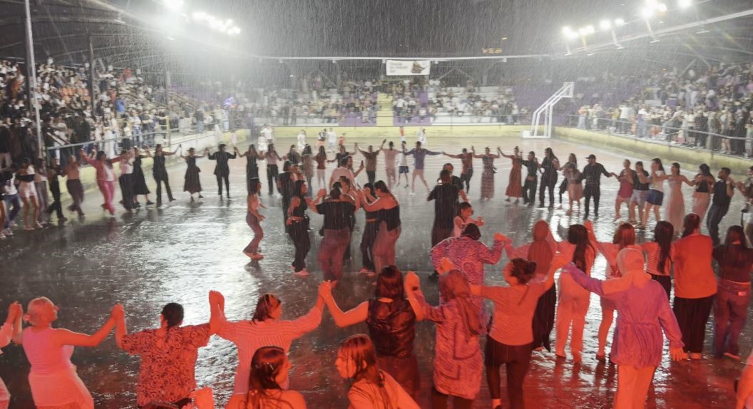 karadeniz-de-konser-boyle-olur-saganak-yagmur-basladi-onlar-horona-devam-etti