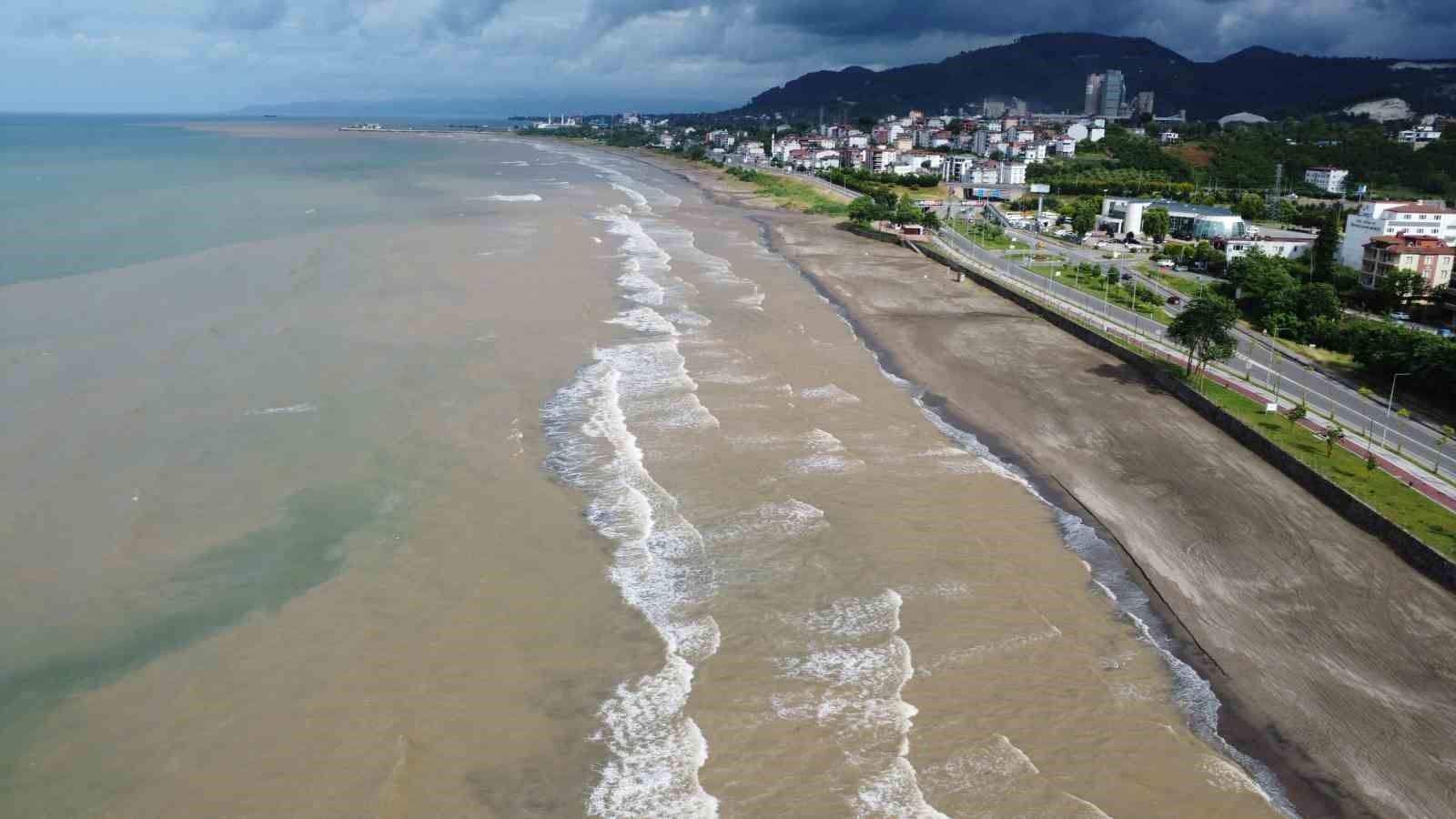 ordu-da-saganak-sonrasi-karadeniz-in-rengi-degisti