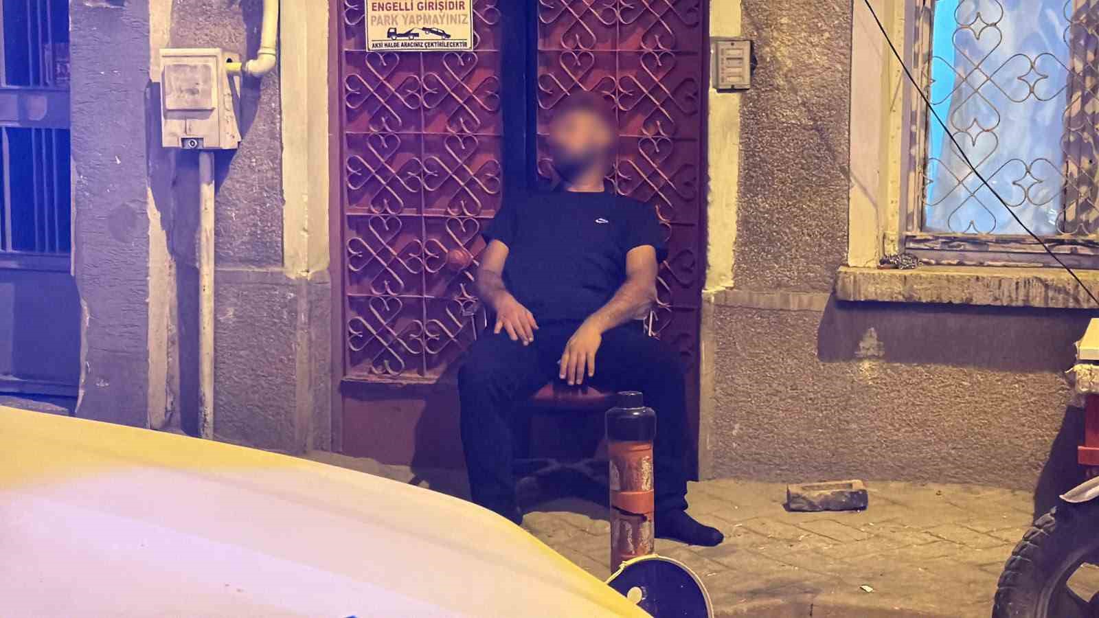 sokakta-sandalye-uzerinde-sizan-sahis-polisi-harekete-gecirdi