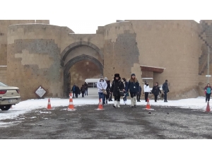 Ani Ören Yeri Ziyaretçi Akınına Uğruyor