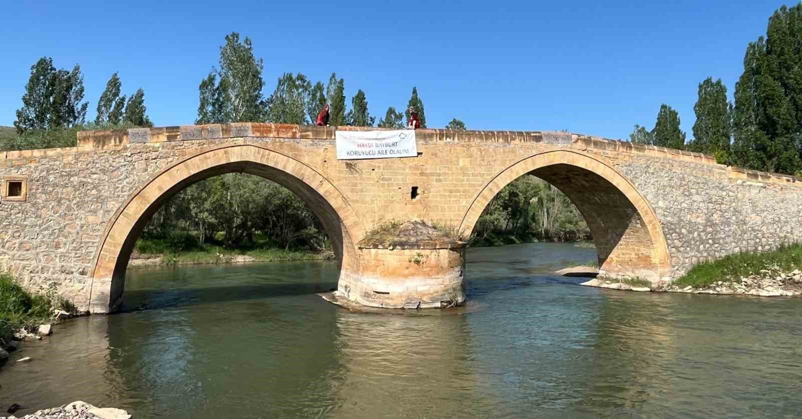 bayburt-ta-koruyucu-aile-farkindaligi-icin-simge-yapilara-pankart-asildi