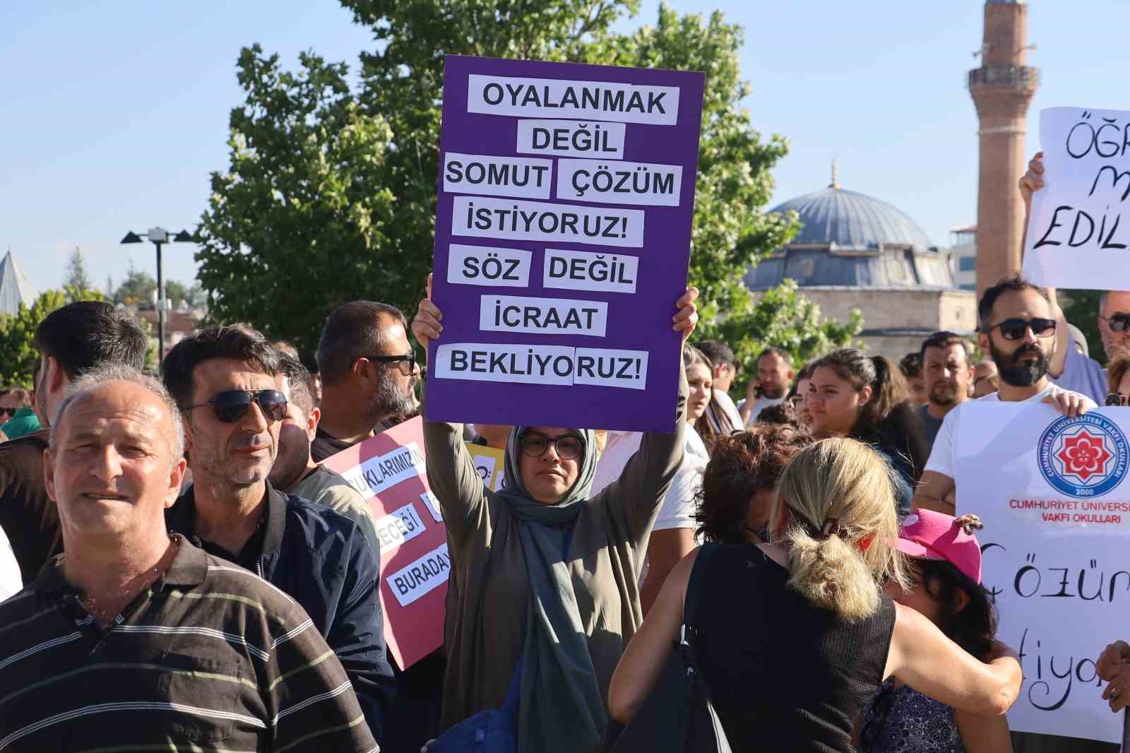 konkordato-ilan-eden-egitim-kurumunda-magduriyet-yasayan-veliler-ve-ogretmenleri-hak-arayisini-sehir-merkezine-tasidi