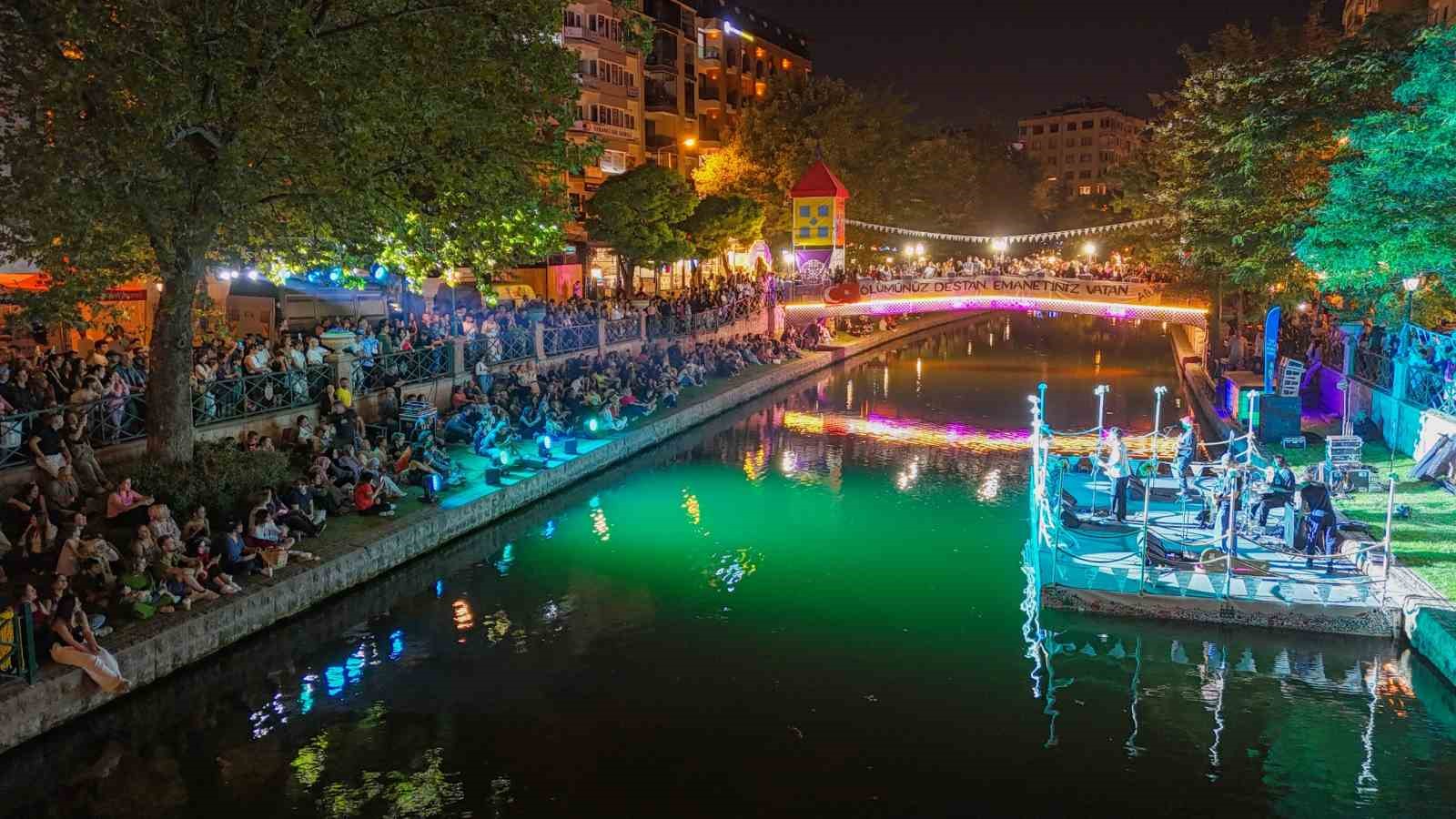 uluslararasi-eskisehir-porsuk-festivalin-de-renkli-gunler-suruyor