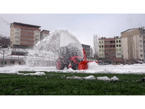 Futbol Sahasında Kar Temizleme Çalışması