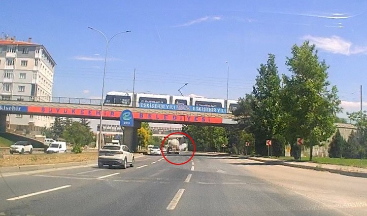 eskisehir-de-tankerin-lastiginin-bomba-gibi-patladigi-anlar-kamerada