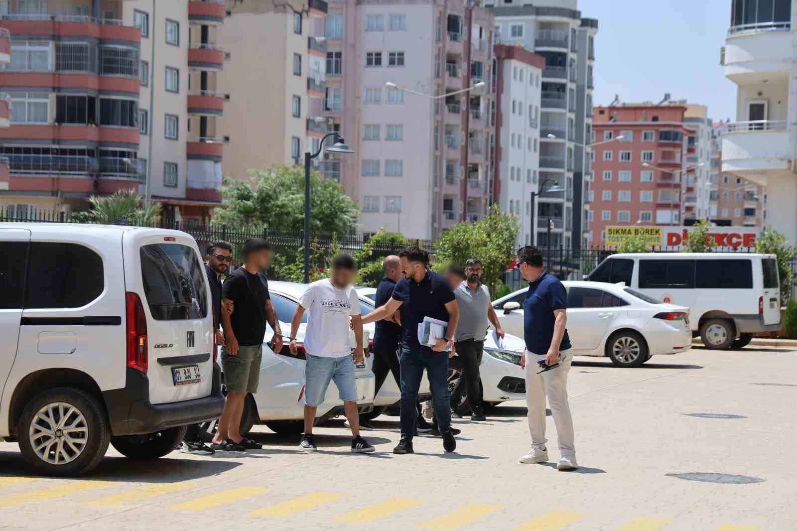 adliye-onundeki-silahli-kavganin-4-suphelisi-serbest-birakildi