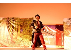 Alaşehir Belediyesi Tiyatro Okulunun İlk Oyununa Tam Not