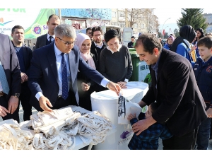 Vali Plastik Şişeleri Alıp Bez Çanta Dağıttı