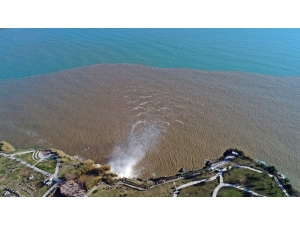 Dünyaca Ünlü Şelale Çamur Çağladı, Çıkan Gökkuşağı Görsel Şölene Döndü