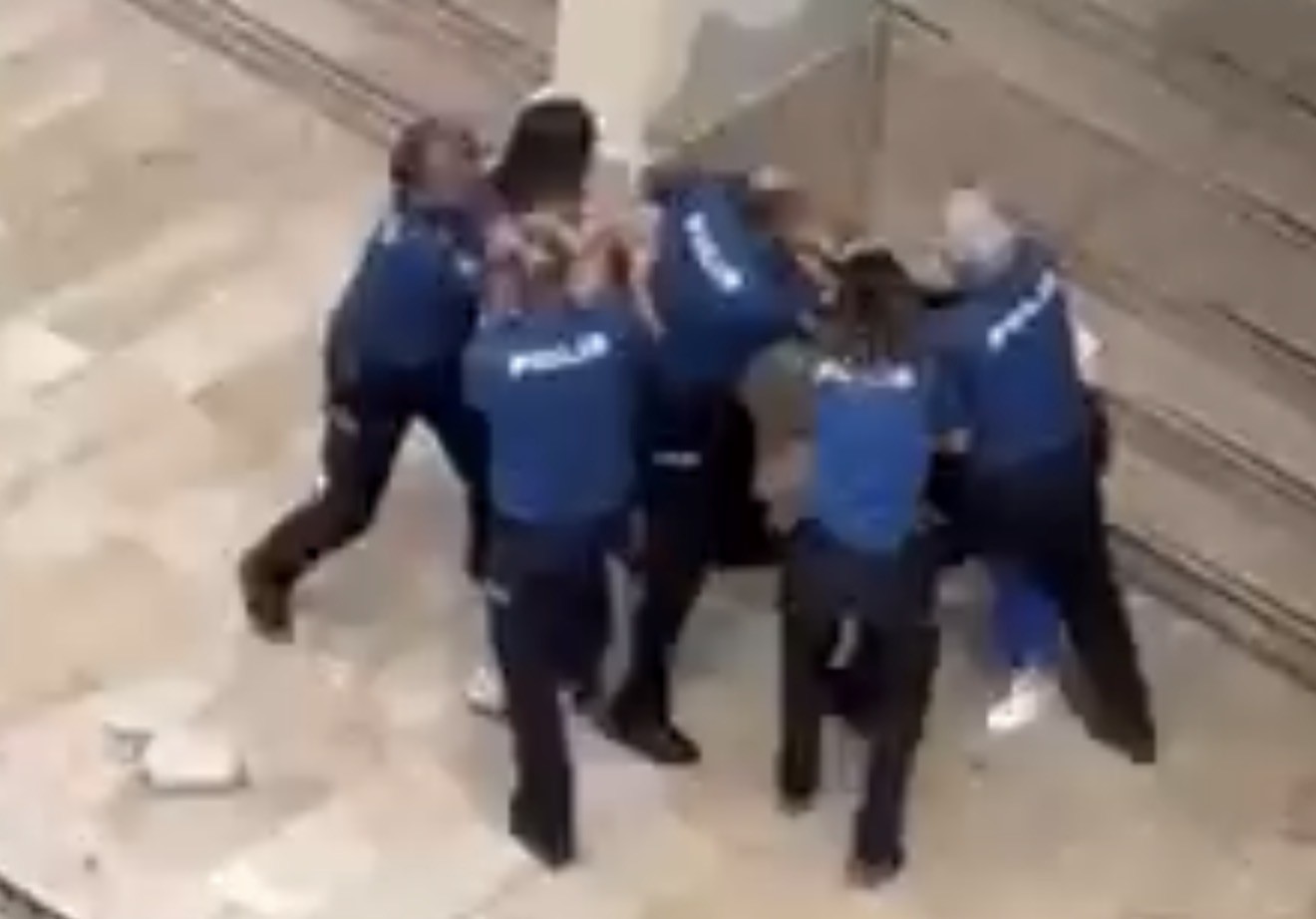 polisin-onunde-kadin-kavgasi