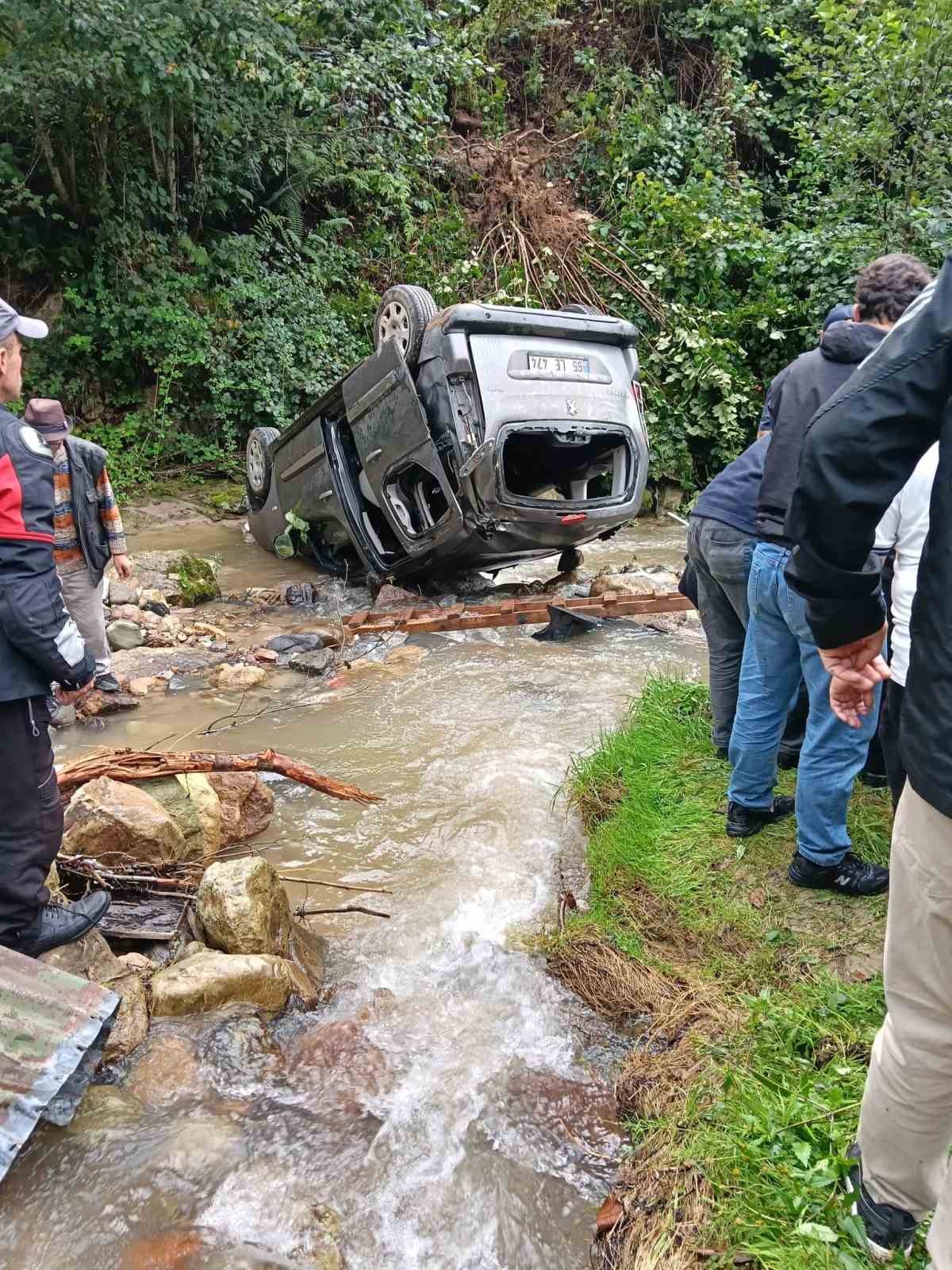 trabzon-da-arac-dereye-uctu-3-u-agir-5-yarali