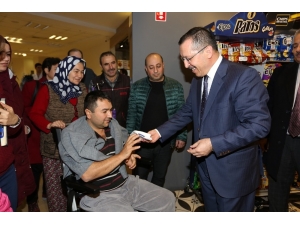 Üniversitede Bez Çanta Dağıtıldı