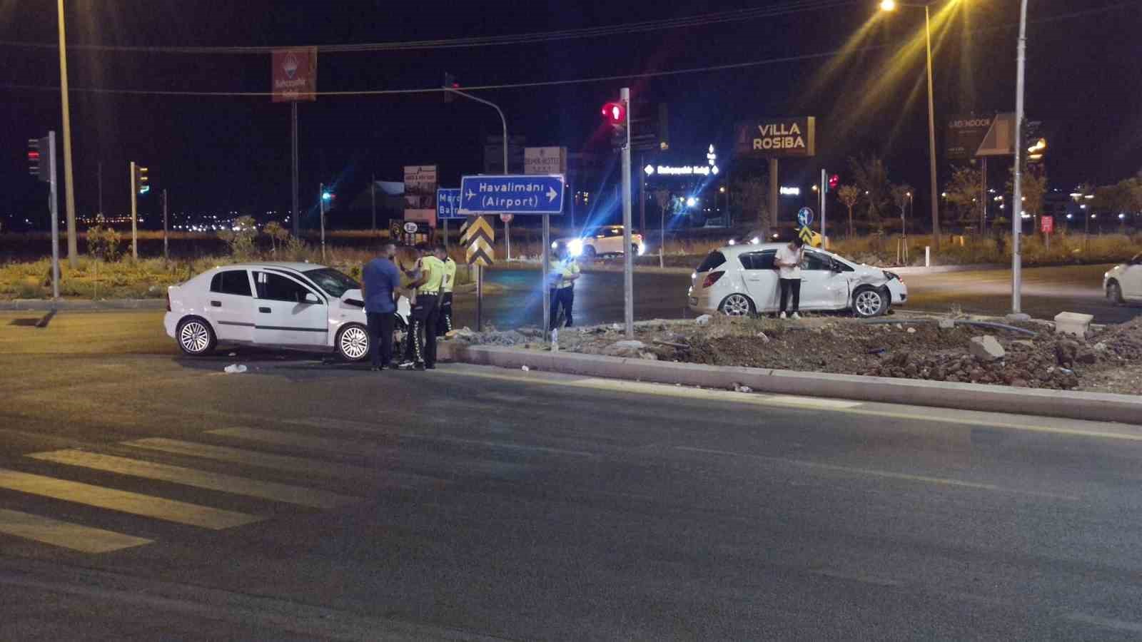 diyarbakir-da-2-otomobilin-carpistigi-kazada-7-kisi-yaralandi