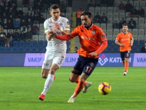 Spor Toto Süper Lig: M.başakşehir: 1 - Kasımpaşa: 0 (İlk Yarı)