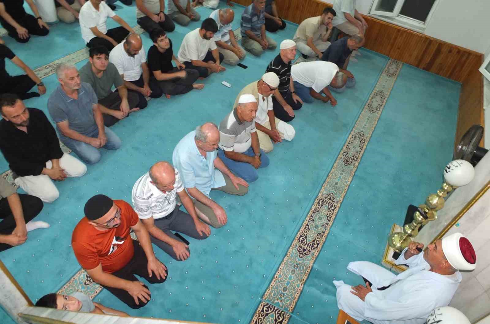 burhaniye-de-mevlit-kandilinde-camiler-doldu