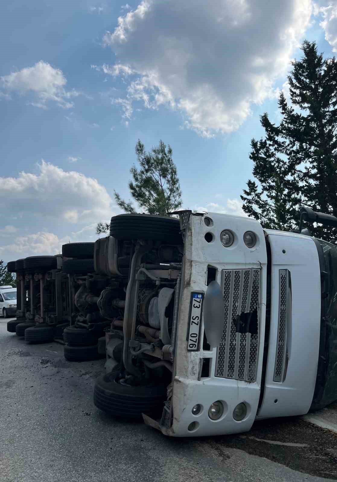 osmaniye-de-un-yuklu-tir-devrildi-1-yarali