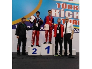 Vanlı Kick Boksçular Antalya’dan Madalyalarla Döndüler