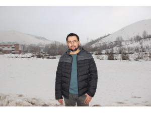 Sokak Köpeğini Eliyle Beslerken Görüntülenen Kişi, Öğretmen Çıktı