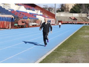 71 Yaşındaki Veteran Atlet, Gençlere Taş Çıkartıyor