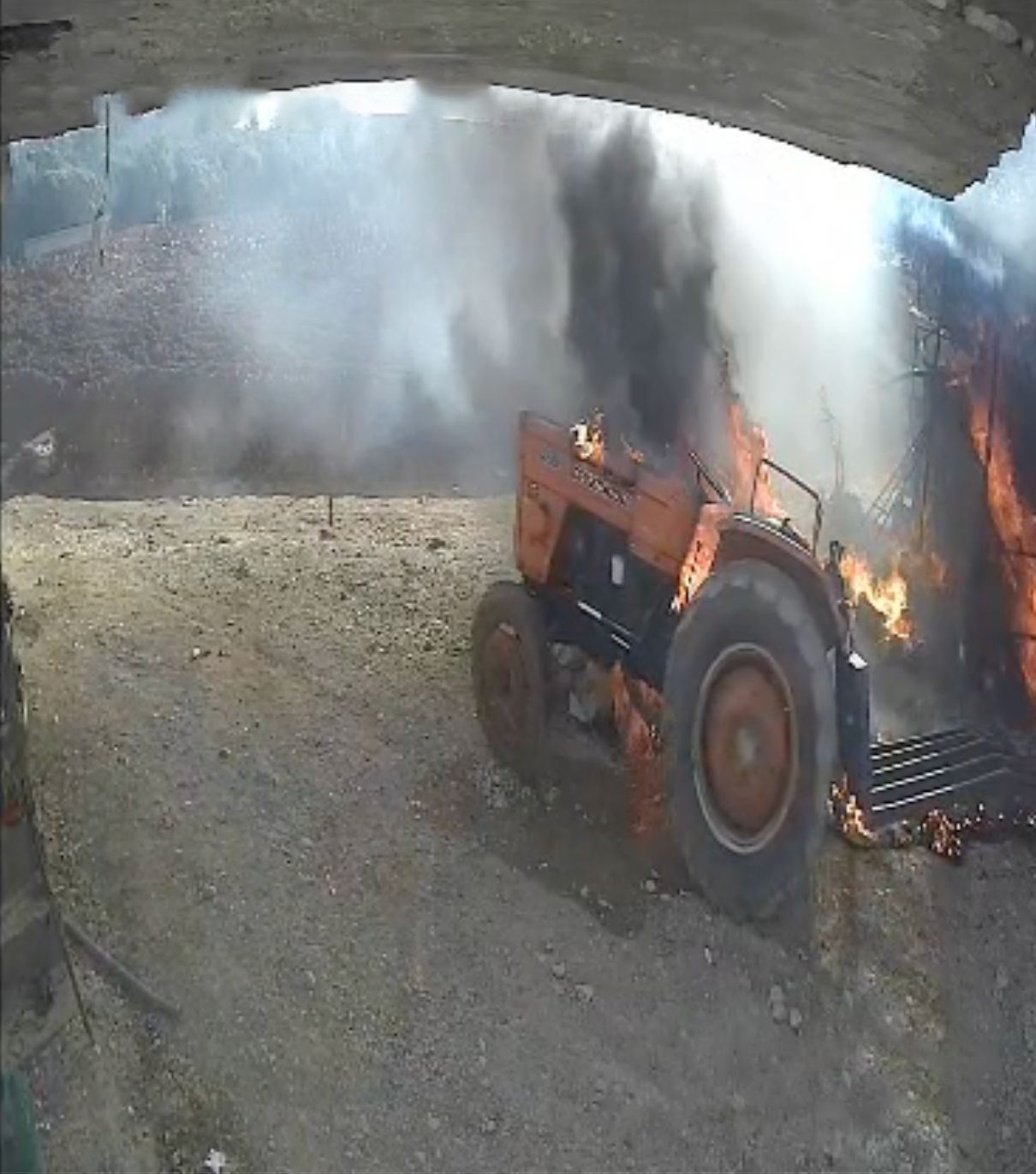 kisa-devre-yapan-traktor-yanarak-harekete-gecti-saman-balyalarini-ve-hayvanlari-yakti