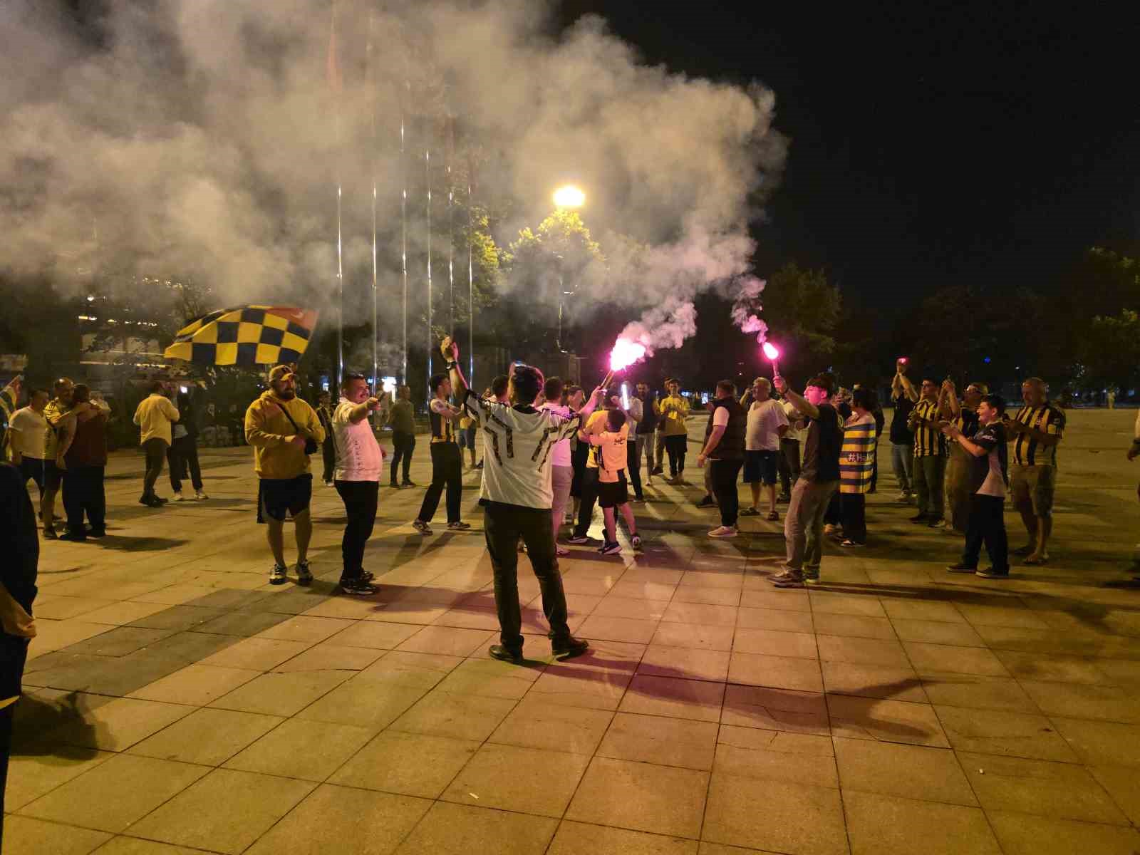 duzce-de-fenerbahce-baskani-aziz-yildirim-sevinci