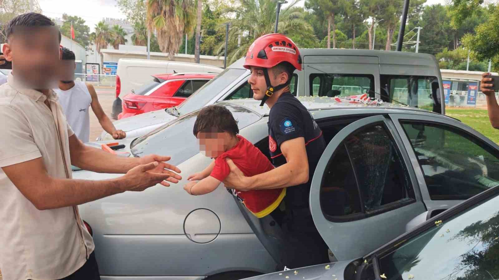 antalya-da-otomobilde-kilitli-kalan-cocugu-itfaiye-kurtardi