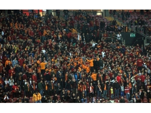 Tribünlerden ‘Forvet’ Tezahüratı