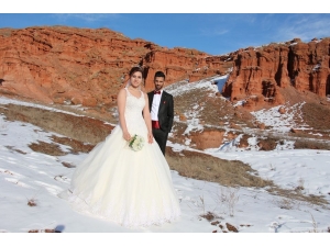 Düğün Albümlerinin Çekimlerini Kırmızı Periler Diyarında Yaptılar