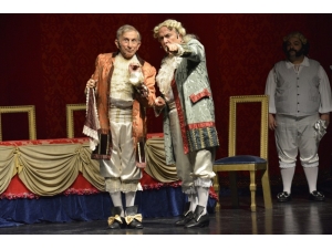 “Kibarlık Budalası” İkü Sahnesinde