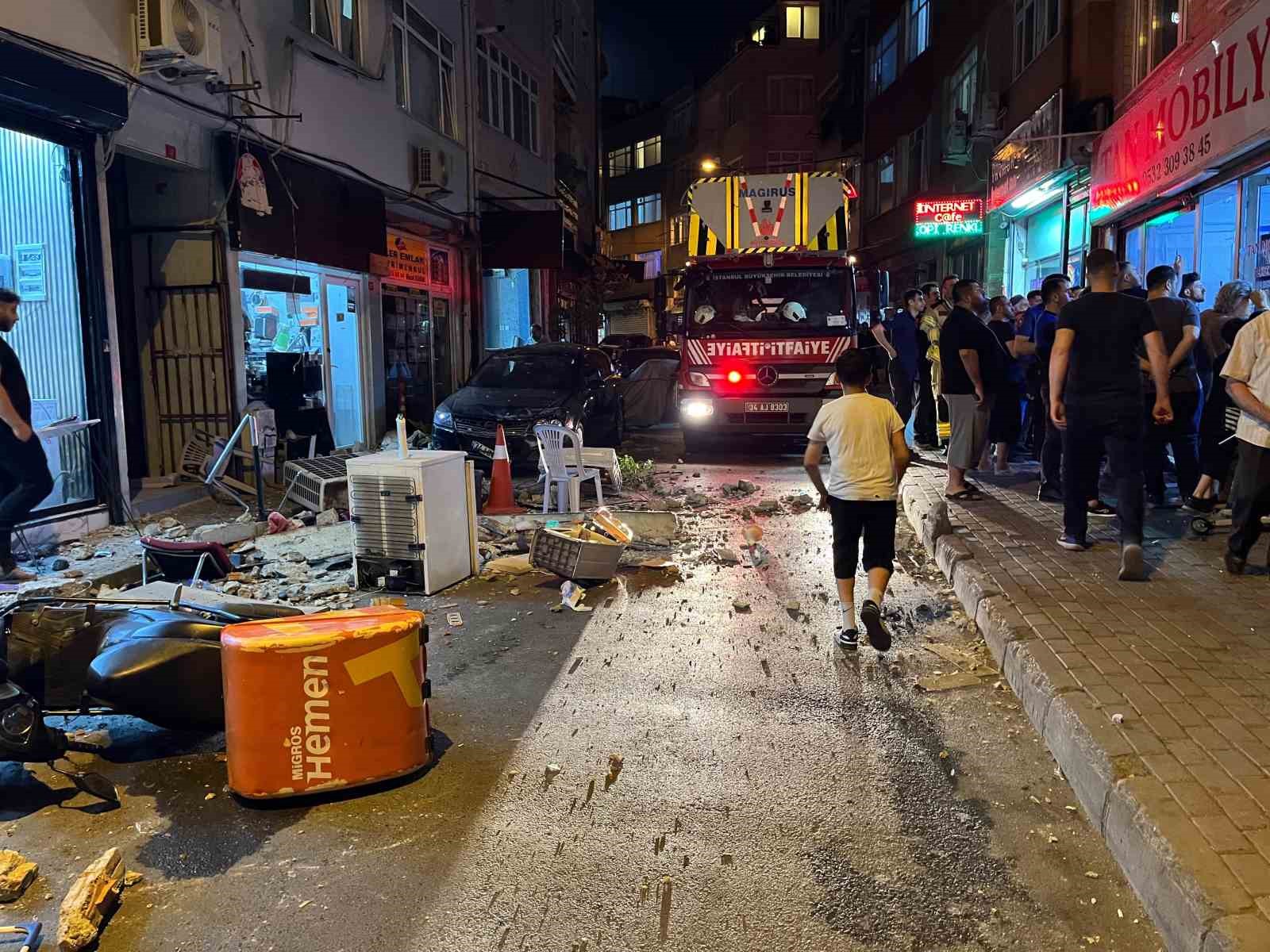 fatih-te-4-katli-binanin-catisindan-dusen-parcalardan-2-kisi-son-anda-kurtuldu-o-anlar-kamerada