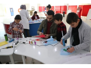 Öğrenciler, Tatilde Bilimsel Atölye Çalışmalarına Katılıyor