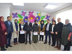 Başarılı Kursiyerlere Belgeleri Veridi