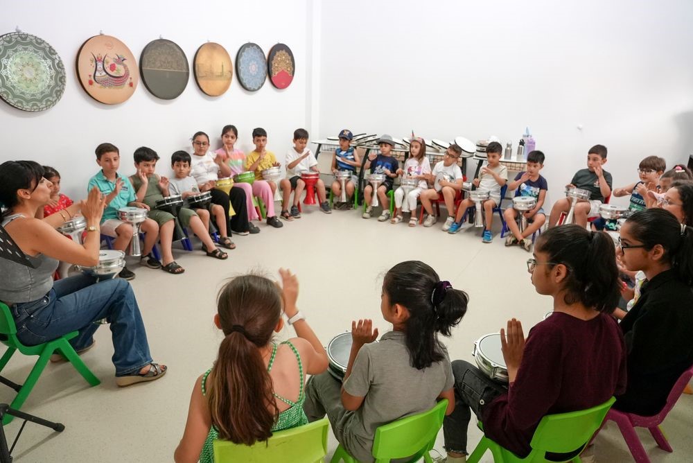 520-cocuk-yazi-sanat-ve-bilimle-geciriyor