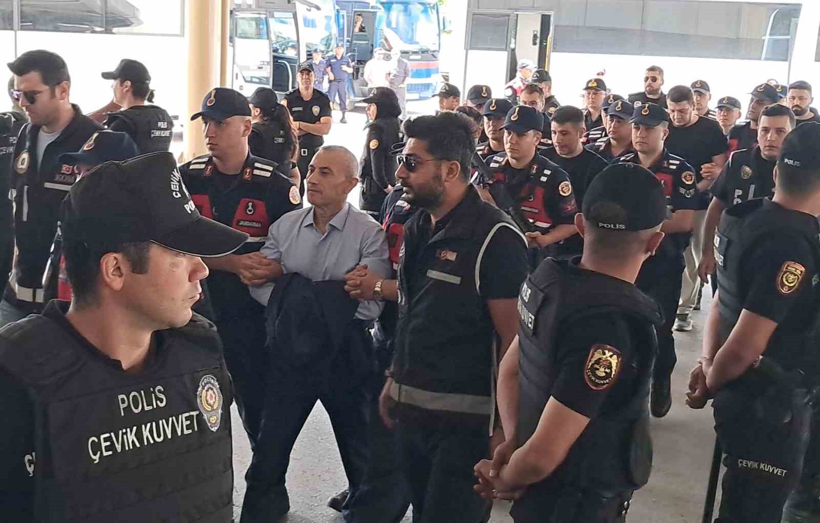 vali-tuncay-sonel-koruma-polisi-sukru-eroglu-ile-emekli-polis-memuru-gokhan-ertok-erzurum-adliyesi-nde-ifade-veriyor