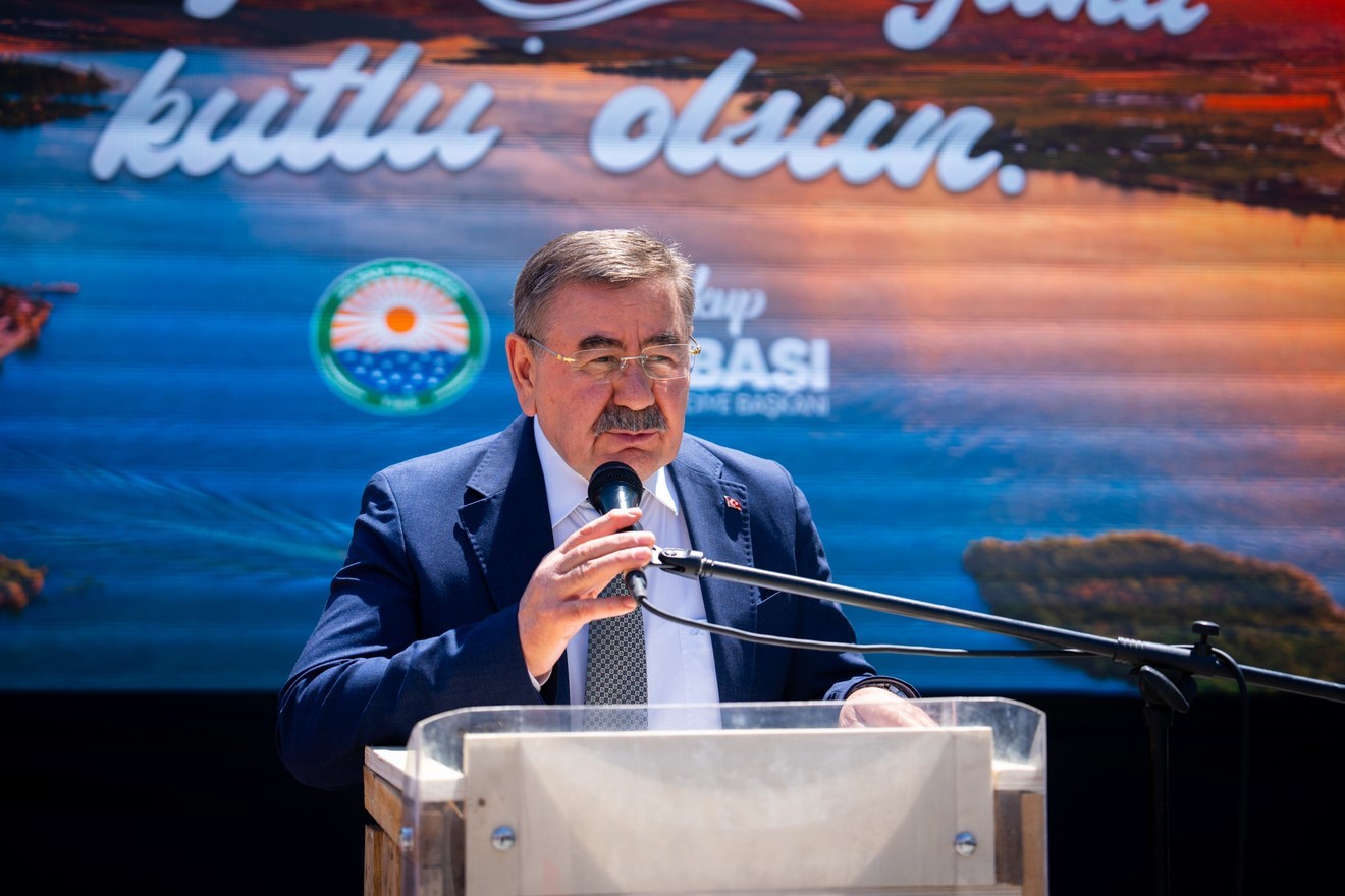 golbasi-nda-cevre-senligi-renkli-goruntulere-sahne-oldu
