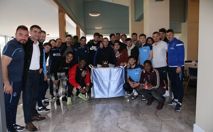 Trabzonspor'da Yusuf Yazıcı'nın Doğum Günü Kutlandı