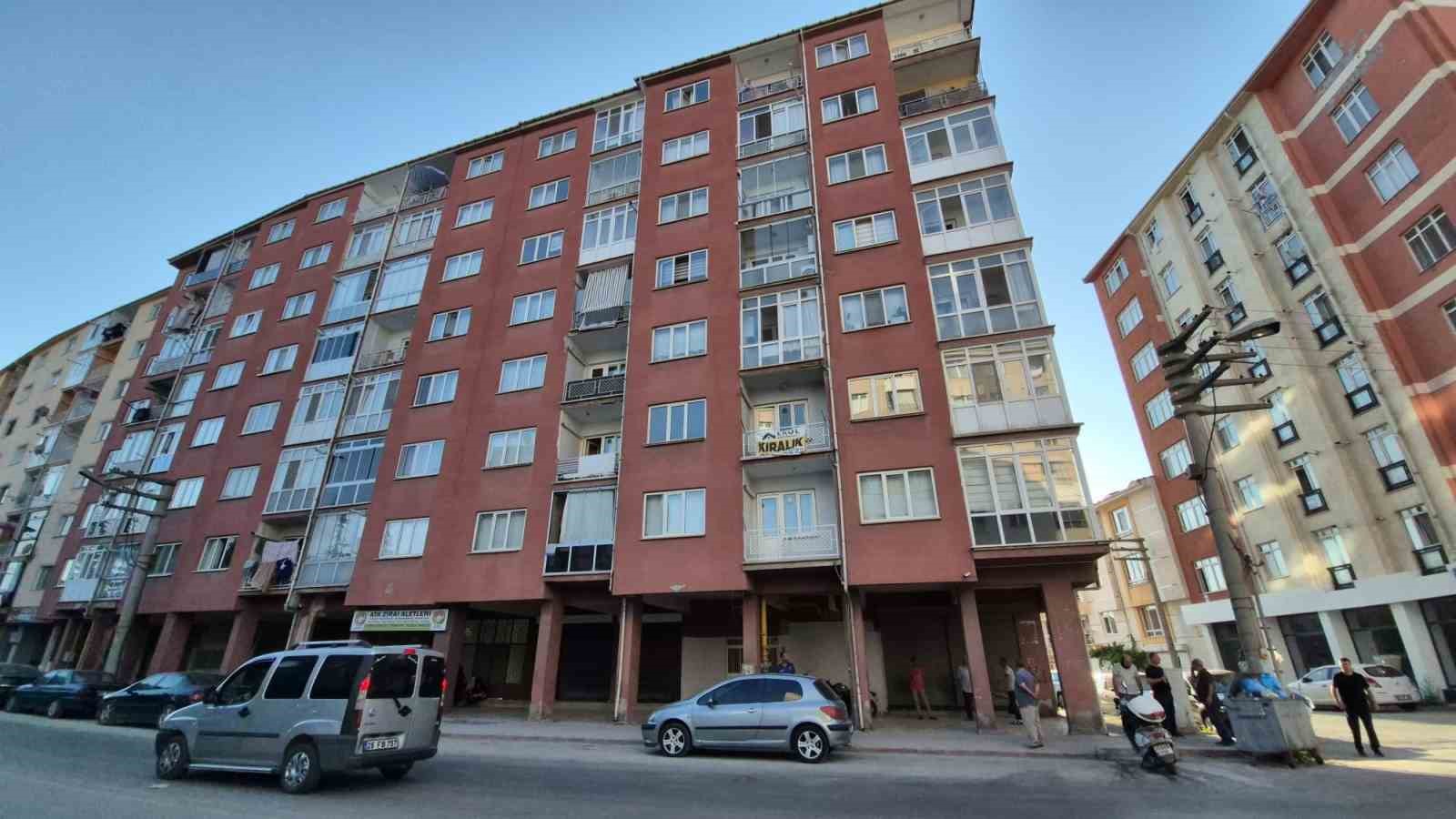 esinin-tatilde-oldugu-sirada-yataginda-cansiz-bedeni-bulundu